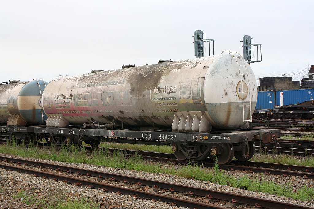 บ.ซ.ล. 444027 (บ.ซ.ล. =B.C.P./Bogie Cement Pressure Discharge Wagon; Meishan - China, Bauj. 1992.10 NO.027) am 08.Jänner 2023 in der Hat Yai Junction.