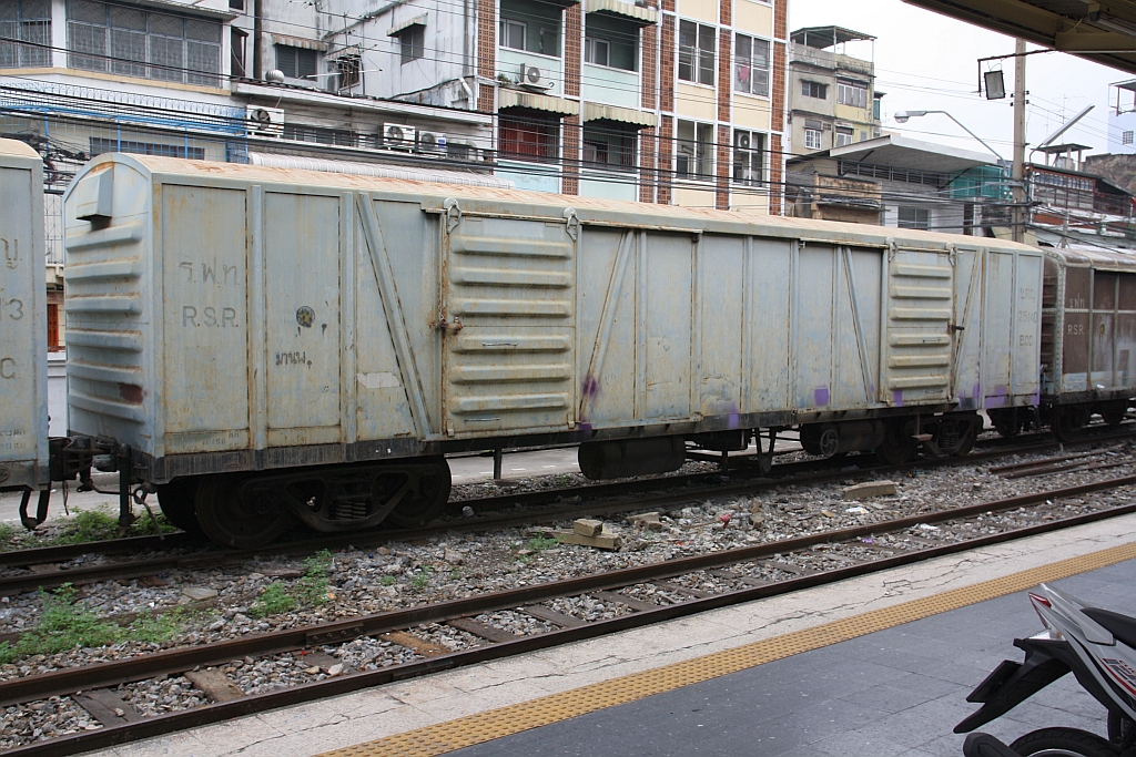 บ.ต.ญ. 25140 (บ.ต.ญ.=B.C.G./Bogie Covered Goods Wagon, Daewoo, Bauj. 1983) am 27.März 2017 im Bf. Hua Lamphong.