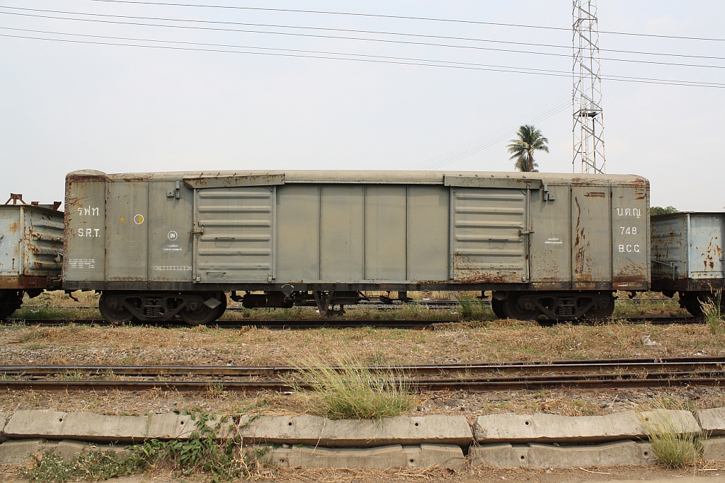 บ.ต.ญ. 748 (บ.ต.ญ.=B.C.G./Bogie Covered Goods Wagon, Makassan Workshop, Bauj. 1971) am 22.März 2014 im Bf. Kaeng Khoi Junction.