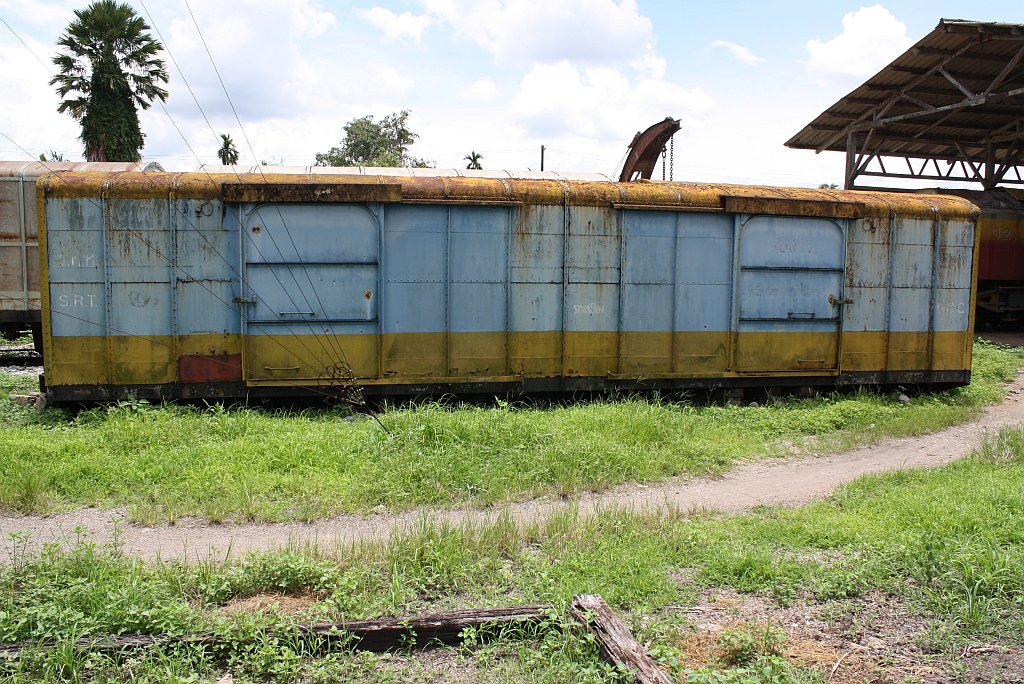 บ.ต.ญ. 8 (บ.ต.ญ.=B.C.G./Bogie Covered Goods Wagon, gebaut 1943 in Japan) am 18.Mai 2013 im Depot Chumphon. 

