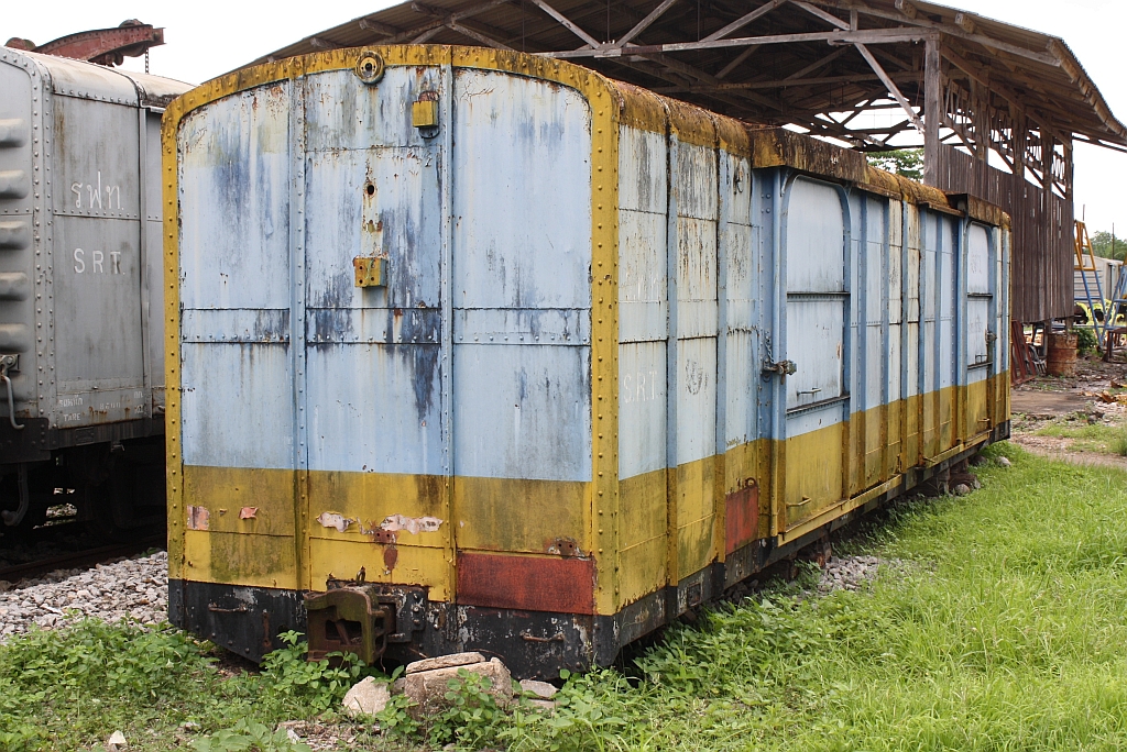 บ.ต.ญ. 8 (บ.ต.ญ.=B.C.G./Bogie Covered Goods Wagon, gebaut 1943 in Japan) am 18.Mai 2013 im Depot Chumphon. 
