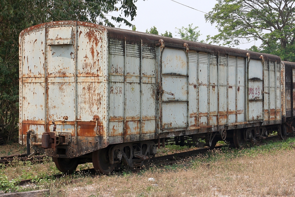 บ.ต.ญ.23 (บ.ต.ญ.=B.C.G./Bogie Covered Goods Wagon, Baujahr 1943) am 22.März 2025 in der Den Chai Station.