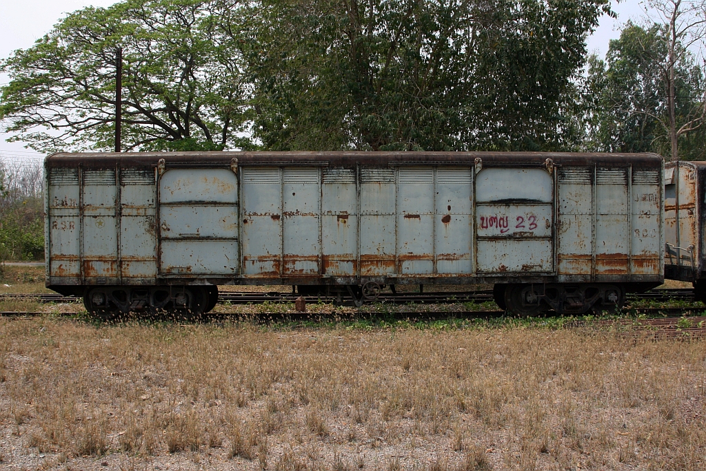 บ.ต.ญ.23 (บ.ต.ญ.=B.C.G./Bogie Covered Goods Wagon, Baujahr 1943) am 22.März 2025 in der Den Chai Station.