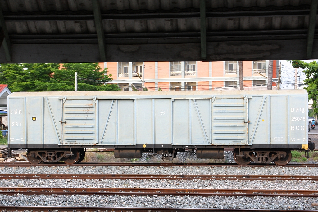 บ.ต.ญ.25048 (บ.ต.ญ.=B.C.G./Bogie Covered Goods Wagon) am 15.Mai 2018 in der Lop Buri Station.