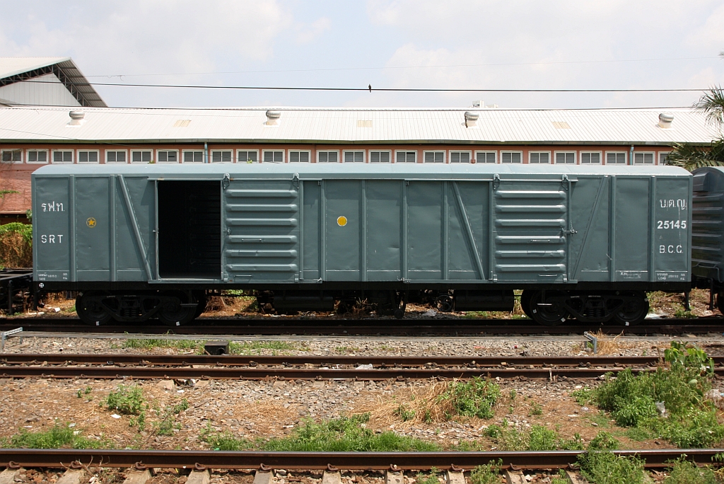 บ.ต.ญ.25145 (บ.ต.ญ.=B.C.G./Bogie Covered Goods Wagon) am 24.März 2024 in der Thon Buri Station.