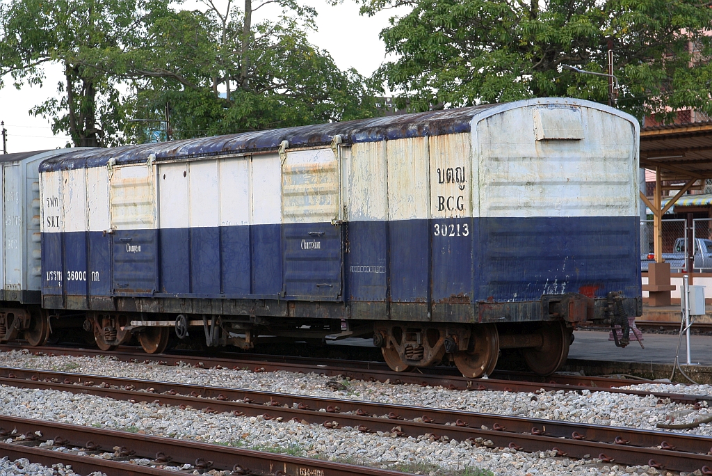 บ.ต.ญ.30213 (บ.ต.ญ.=B.C.G./Bogie Covered Goods Wagon) als Bauzugwagen am 06.Dezember 2023 in der Surat Thani Station.