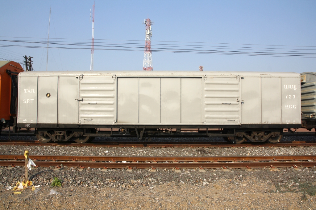 บ.ต.ญ.723 (บ.ต.ญ.=B.C.G./Bogie Covered Goods Wagon) als Bauzugwagen am 30.März 2023 in der Nakhon Sawan Station.