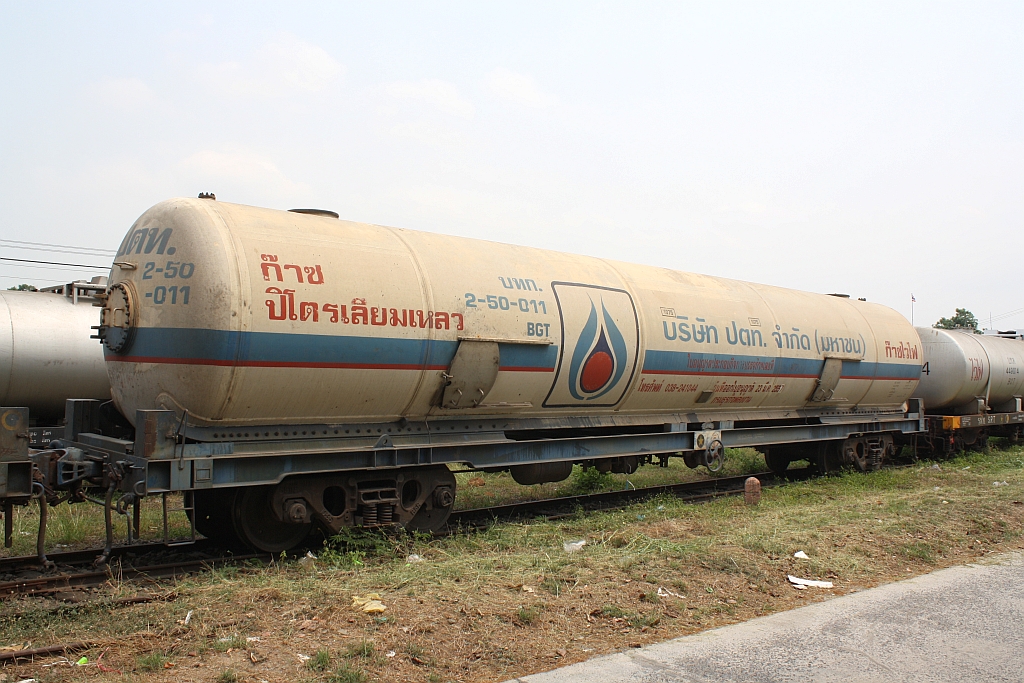บทก. 2-50-011 (บทก.= BGT./Bogie Gas Tank Wagon, Hyundai - Korea, Bauj. 1996) am 22.März 2014 im Bf. Kaeng Khoi Junction.

