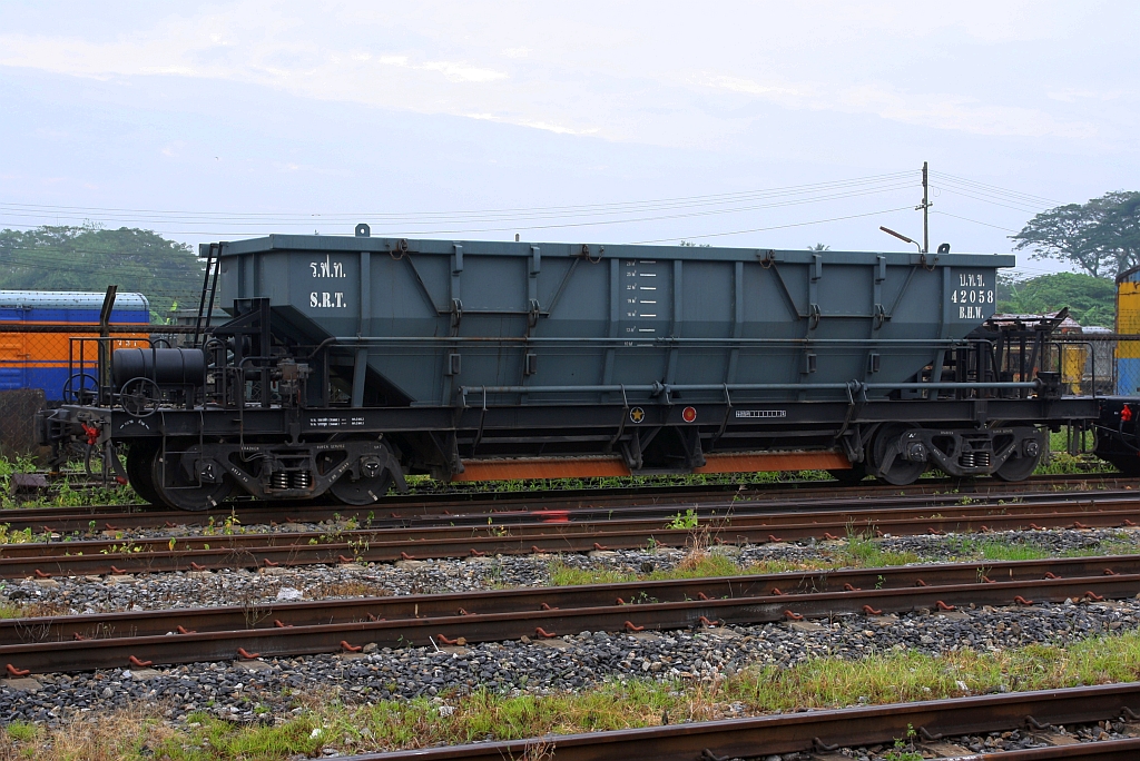 บ.ท.ข. 42058 (บ.ท.ข. =B.H.W./Bogie Hopper Wagon, Nippon Sharyo - Japan, Bauj. 1998) am 09.Jänner 2023 in Thung Song Junction.