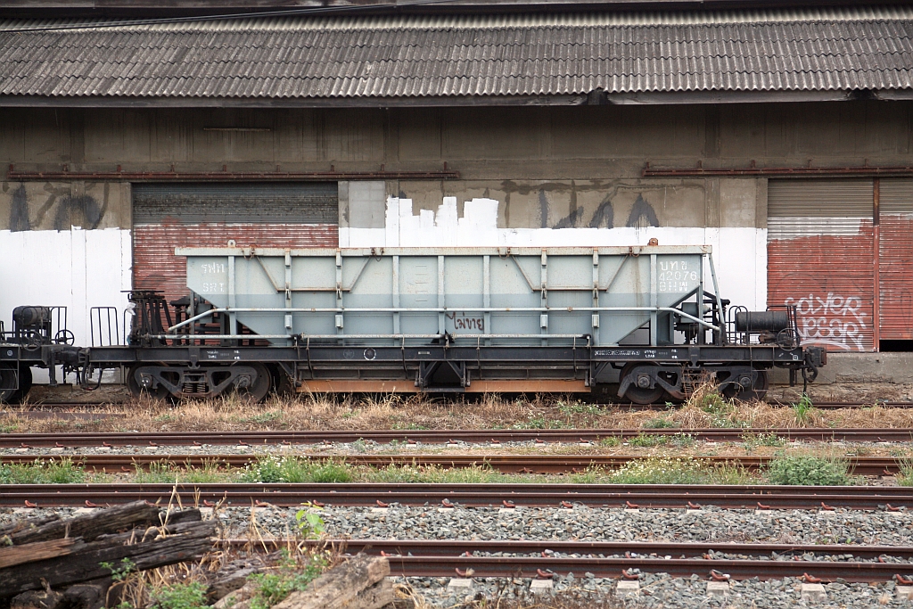 บ.ท.ข. 42076 (บ.ท.ข. =B.H.W./Bogie Hopper Wagon; Nippon Sharyo - Japan, Baujahr 1998) am 23.Februar 2026 in der Chiang Mai Station.