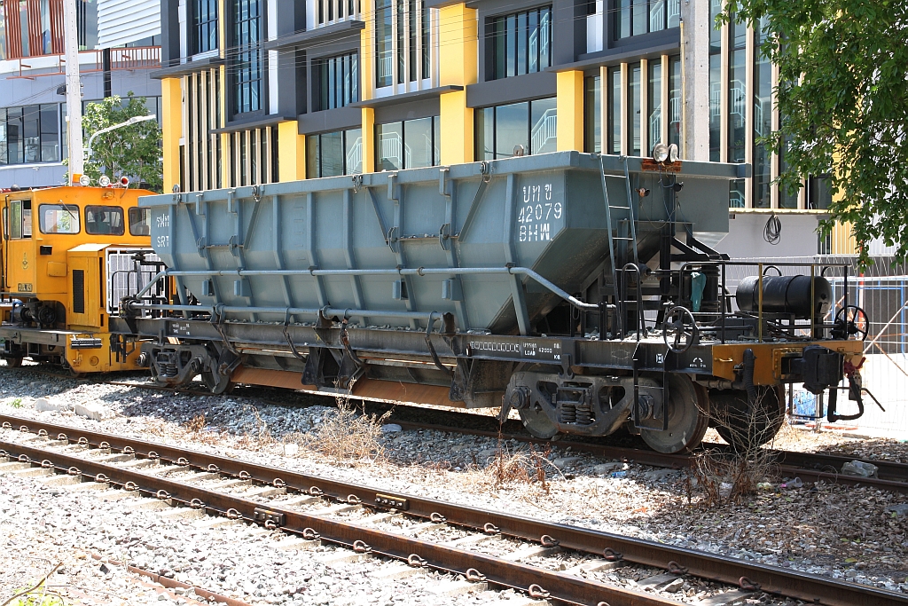 บ.ท.ข. 42079 (บ.ท.ข. =B.H.W./Bogie Hopper Wagon, Nippon Sharyo - Japan, Bauj. 1998) am 04.Juni 2018 nahe der Mahachai Station.