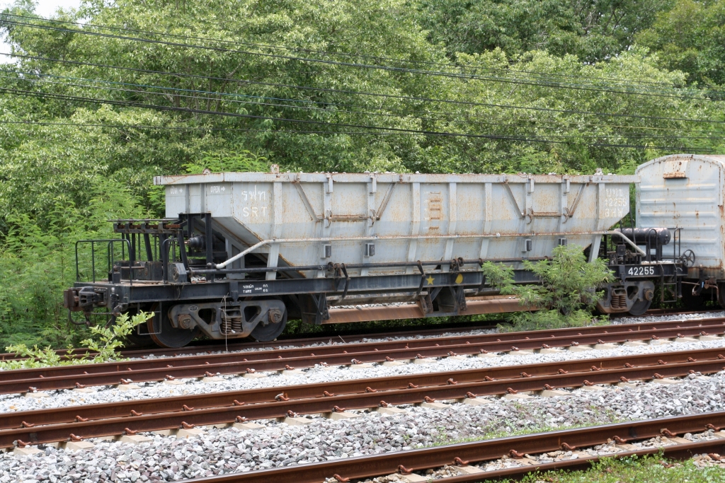 บ.ท.ข. 42255 (บ.ท.ข. =B.H.W./Bogie Hopper Wagon) am 03.Mai 2022 in der Chachoengsao Junction.