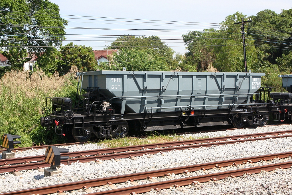 บ.ท.ข. 42255 (บ.ท.ข. =B.H.W./Bogie Hopper Wagon) am 05.Dezember 2024 in der Chachoengsao Junction.