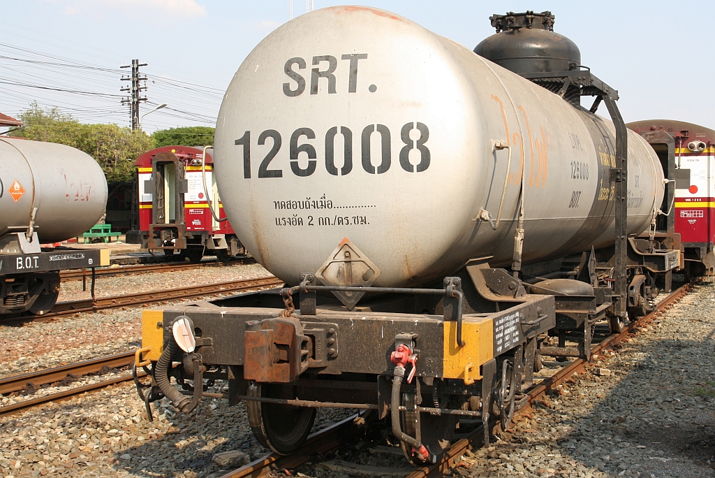 บ.ท.ค. 126008 (บ.ท.ค. = B.O.T./Bogie Oil Tank Wagon) am 24.März 2023 in der Nakhon Lampang Station.