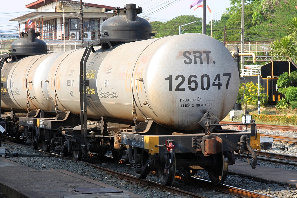 บ.ท.ค. 126047 (บ.ท.ค. = B.O.T./Bogie Oil Tank Wagon) am 28.März 2023 in der Phitsanulok Station.