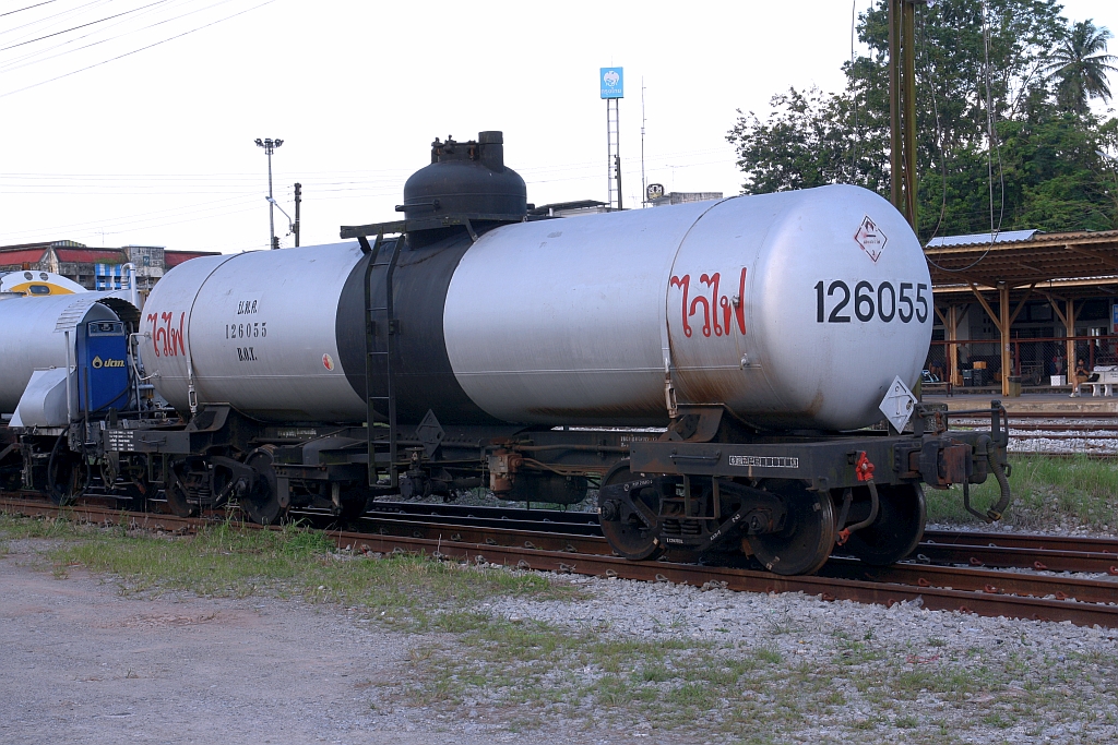 บ.ท.ค. 126055 (บ.ท.ค. = B.O.T./Bogie Oil Tank Wagon) am 06.Dezember 2023 in der Surat Thani Station.