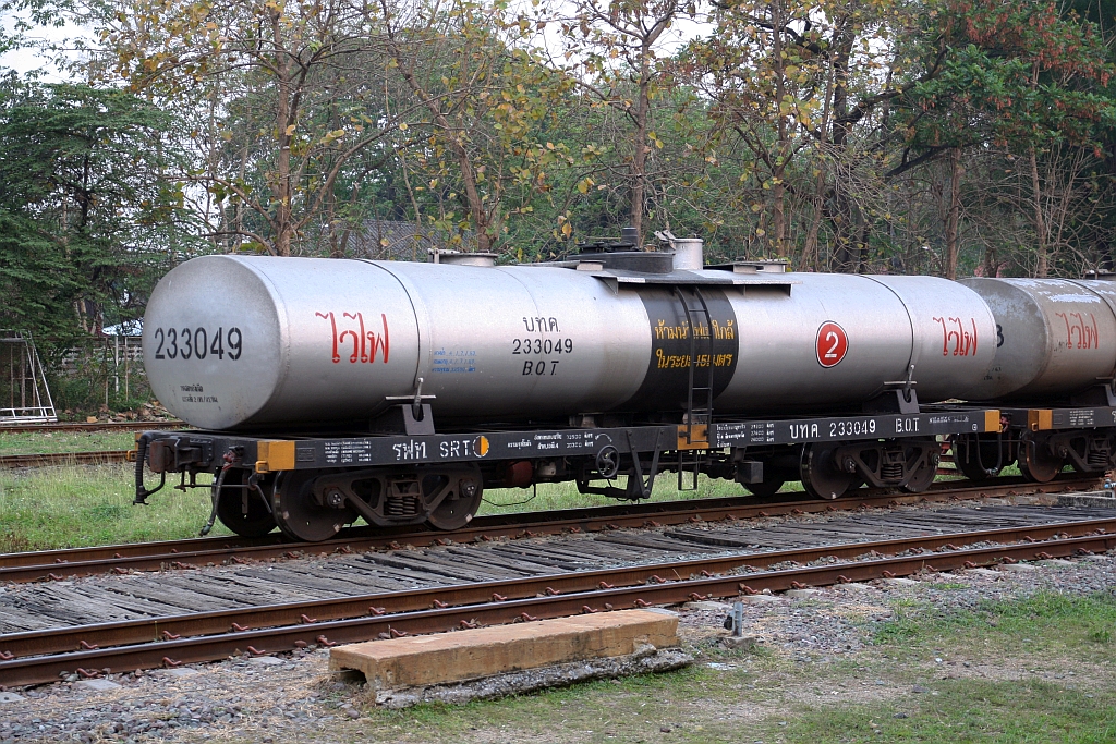บ.ท.ค. 233049 (บ.ท.ค. = B.O.T./Bogie Oil Tank Wagon) am 22.März 2023 in der Chiang Mai Station.