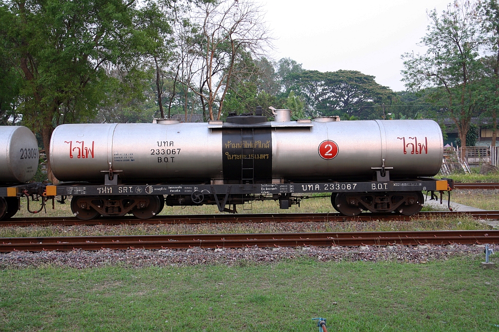 บ.ท.ค. 233067 (บ.ท.ค. = B.O.T./Bogie Oil Tank Wagon) am 22.März 2023 in der Chiang Mai Station.