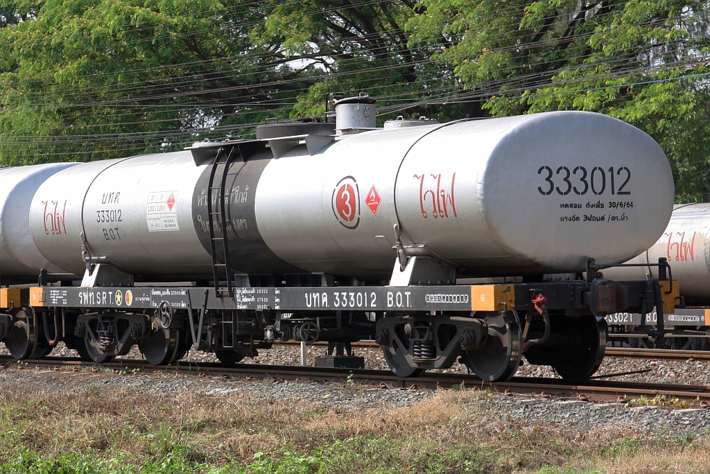 บ.ท.ค. 333012 (บ.ท.ค. = B.O.T./Bogie Oil Tank Wagon) am 24.März 2023 in der Nakhon Lampang Station.