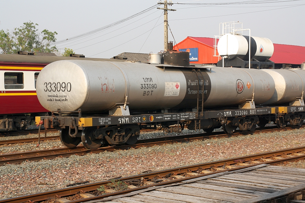 บ.ท.ค. 333090 (บ.ท.ค. = B.O.T./Bogie Oil Tank Wagon) am 25.März 2023 in der Nakhon Lampang Station.