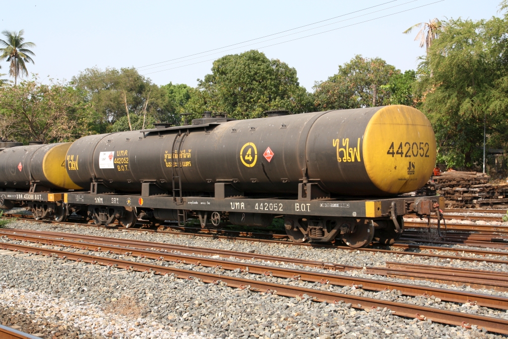 บ.ท.ค. 442052 (บ.ท.ค. = B.O.T./Bogie Oil Tank Wagon) am 28.März 2023 in der Phitsanulok Station.