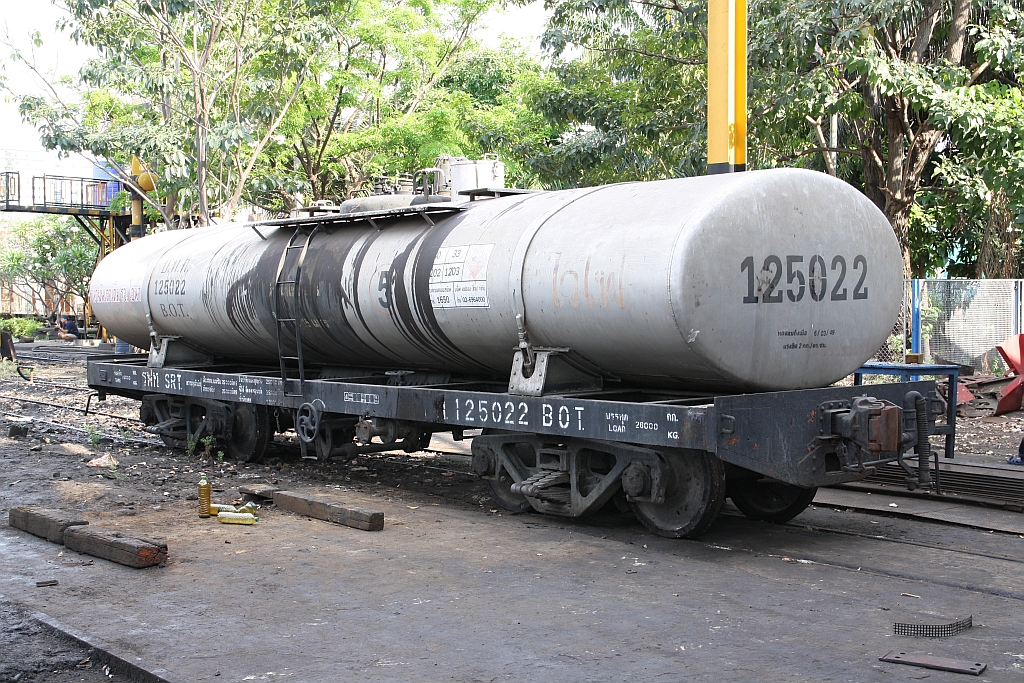 บ.ท.ค.125022, ex บ.ท.ค.25 (บ.ท.ค. =B.O.T./Bogie Oil Tank Wagon, Yusoki Kogyo/Japan, Bauj. 1956) am 25.März 2017 im Depot Thon Buri.