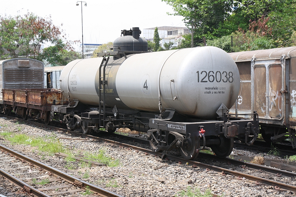 บ.ท.ค.126038 (บ.ท.ค. =B.O.T./Bogie Oil Tank Wagon) am 25.März 2017 im Bf. Hua Lamphong.