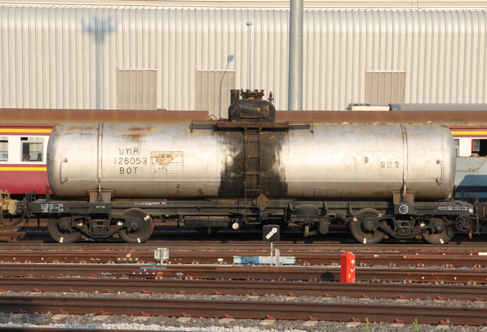 บ.ท.ค.126053 (บ.ท.ค. =B.O.T./Bogie Oil Tank Wagon) am 30.April 2024 im Phahonyothin Cargo Yard.
