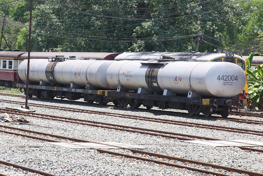 บ.ท.ค.442004 und บ.ท.ค.449063 (บ.ท.ค. =B.O.T./Bogie Oil Tank Wagon) am 19.Mai 2018 in der Sila At Station.