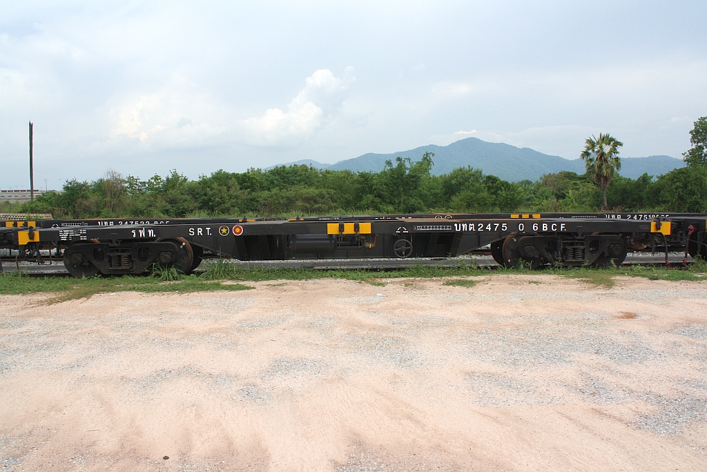 บ.ท.ต. 247506 (บ.ท.ต. = B.C.F./Bogie Container Flat Wagon; Bauj.1997, Hanjin Heavy Industry/China) am 30.Mai 2013 im Bf. Chon Buri.