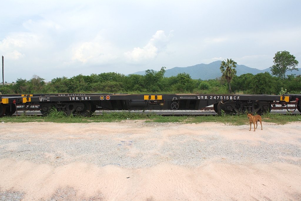 บ.ท.ต. 247515 (บ.ท.ต. = B.C.F./Bogie Container Flat Wagon; Bauj.1997, Hanjin Heavy Industry/China) am 30.Mai 2013 im Bf. Chon Buri.