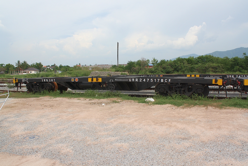 บ.ท.ต. 247517 (บ.ท.ต. = B.C.F./Bogie Container Flat Wagon; Bauj.1997, Hanjin Heavy Industry/China) am 30.Mai 2013 im Bf. Chon Buri.