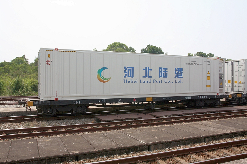 บ.ท.ต. 36025 (บทต = B.C.F./Bogie Container Flat Wagon) am 19.April 2026 in der Si Racha Junction.