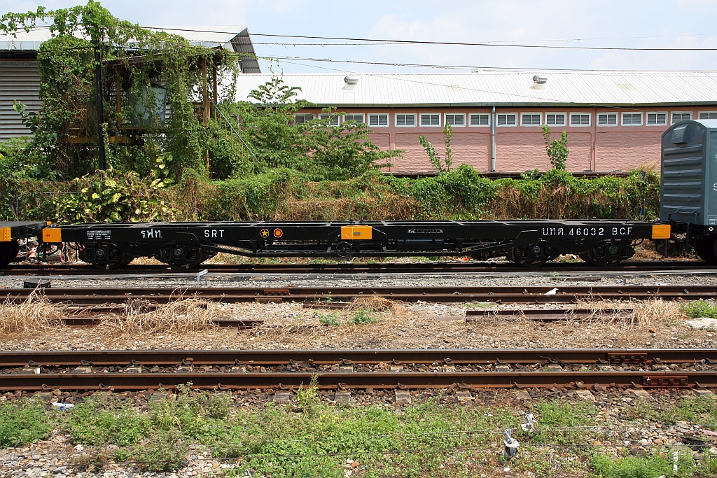 บ.ท.ต. 46032 (บทต = B.C.F./Bogie Container Flat Wagon) am 24.März 2024 in der Thon Buri Station.