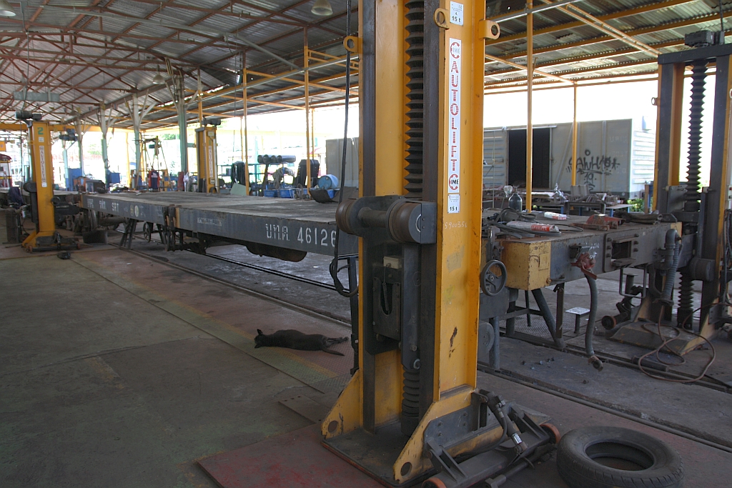 บ.ท.ต. 46126 (บ.ท.ต. = B.C.F./Bogie Container Flat Wagon) erhält im Depot Thon Buri eine Revision. Bild vom 22.Juni 2019.