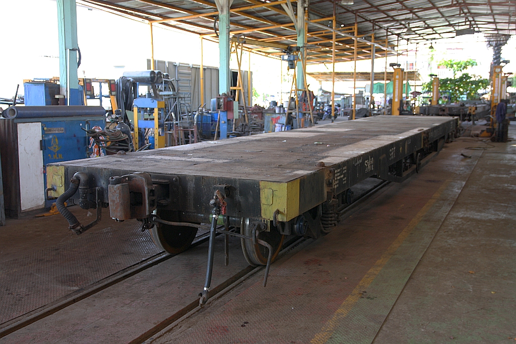 บ.ท.ต. 50112 (บ.ท.ต. = B.C.F./Bogie Container Flat Wagon) zur Revision im Depot Thon Buri. Bild vom 22.Juni 2019.