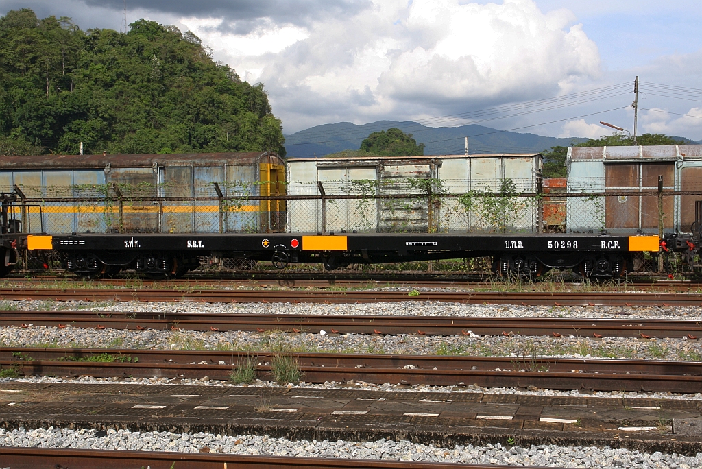 บ.ท.ต. 50298 (บทต = B.C.F./Bogie Container Flat Wagon, Meishan/China, Baujahr 1992) zeigt sich am 10.Jänner 2023 frisch revidiert in Thung Song Junction.