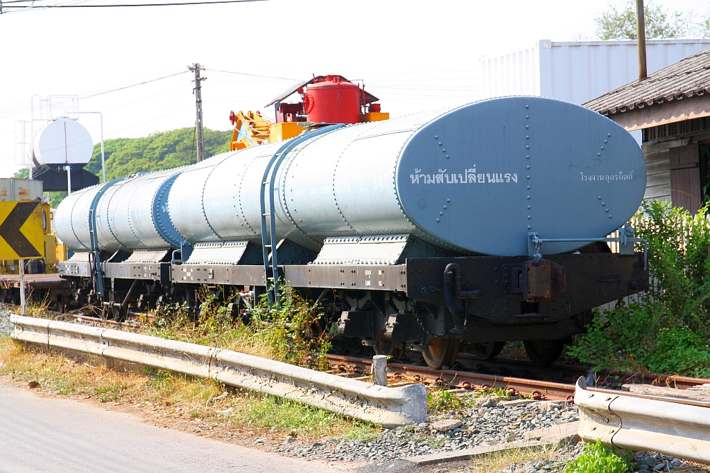 บ.ท.น. 2 und 6 (บ.ท.น. =B.W.T./Bogie Water Tank Wagon) am 24.März 2023 in der Nakhon Lampang Station.