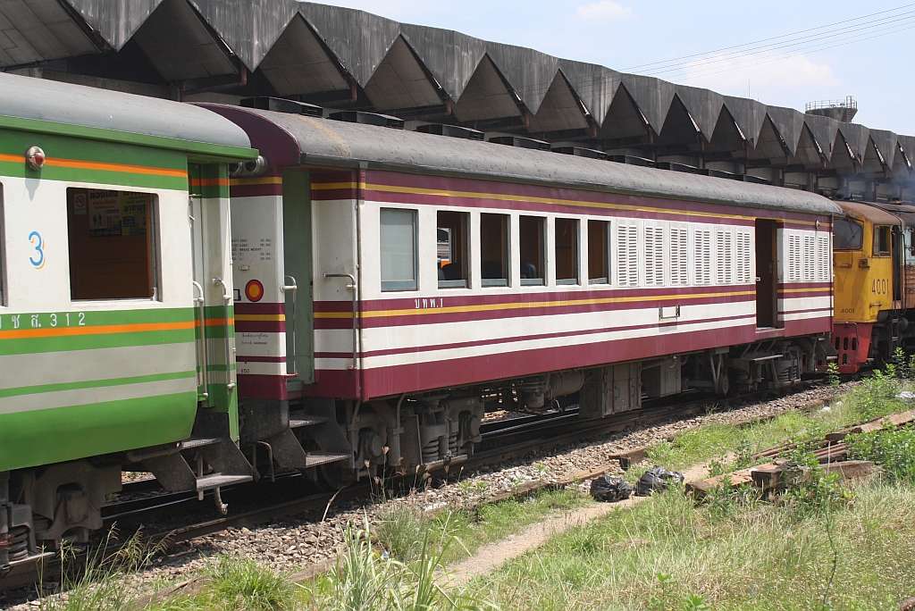 บทพ. 1 (บทพ. =BVS./Bogie Van & Second Class) am 28.Mai 2013 im Bf. Hua Lamphong.