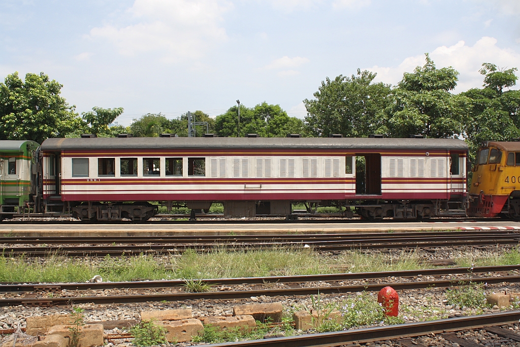 บทพ. 1 (บทพ. =BVS./Bogie Van & Second Class) am 28.Mai 2013 im Bf. Hua Lamphong.

