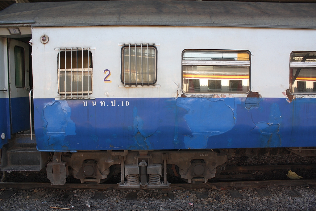 บนท.ป. 10 (บนท.ป.=ANS./Air-conditioned Second Class Day & Night Coach)am 28.Mai 2013 im Bf. Hua Lamphong.