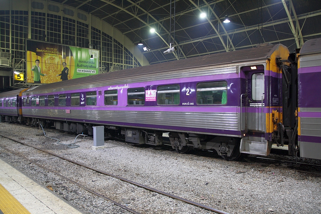 บนท.ป. 1065 (บนท.ป.=ANS./Air-conditioned Second Class Day & Night Coach) am 04.November 2016 in der Hua Lamphong Station.