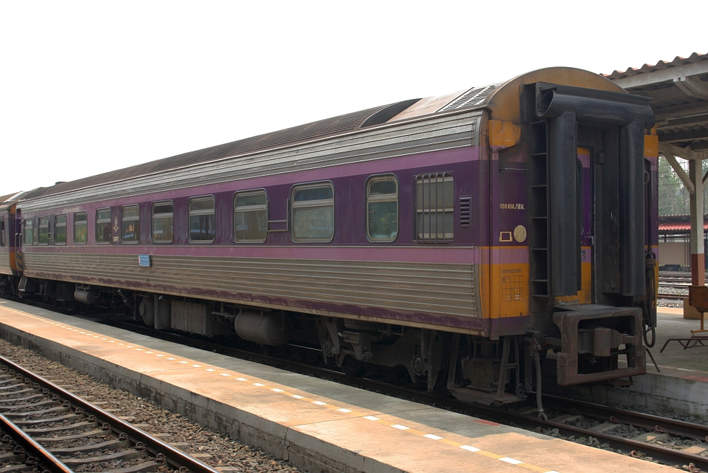 บนท.ป. 1081 (บนท.ป.=ANS./Air-conditioned Second Class Day & Night Coach) am 22.März 2025 in der Den Chai Station.