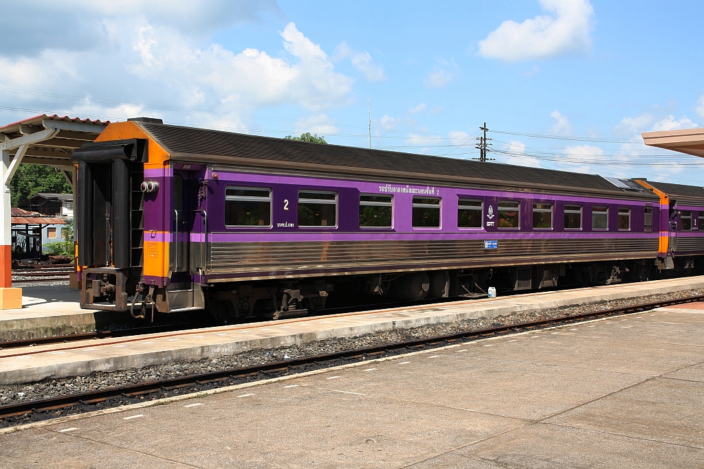 บนท.ป. 1202 (บนท.ป.=ANS./Air-conditioned Second Class Day & Night Coach) am 20.Mai 2018 in der Den Chai Station.