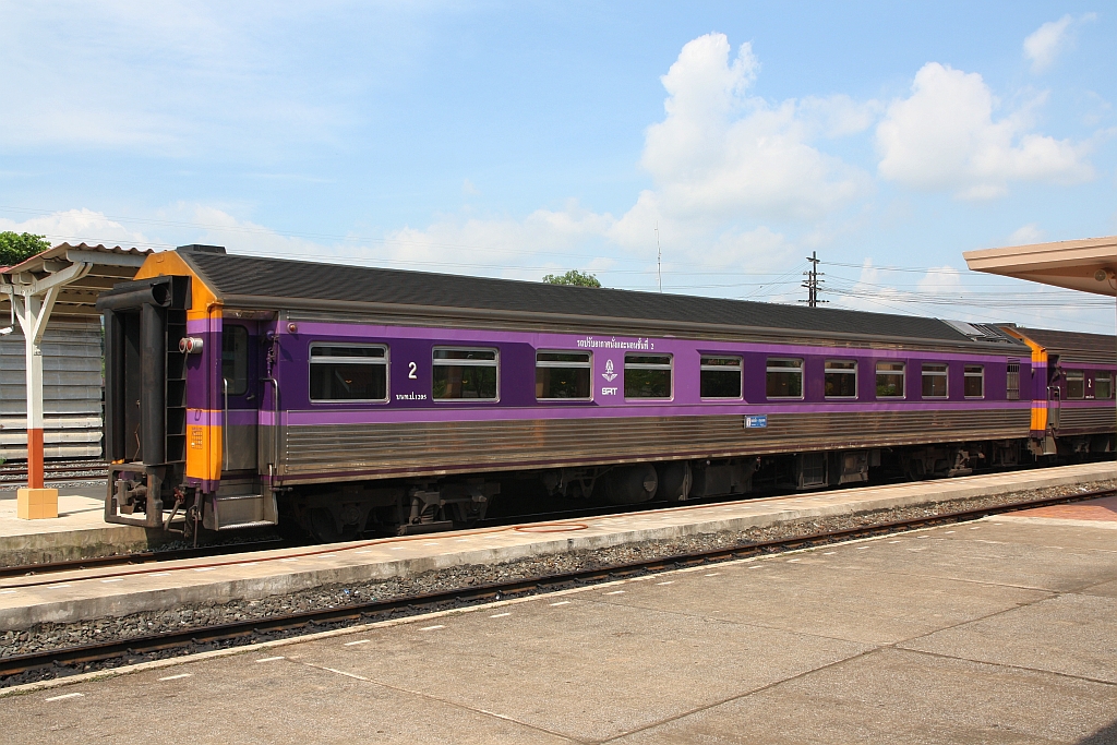 บนท.ป. 1205 (บนท.ป.=ANS./Air-conditioned Second Class Day & Night Coach) am 21.Mai 2018 in der Den Chai Station.