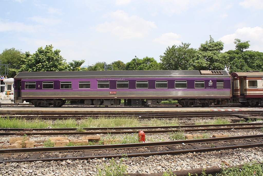 บนท.ป. 1210 (บนท.ป.=ANS./Air-conditioned Second Class Day & Night Coach)am 28.Mai 2013 im Bf. Hua Lamphong.

