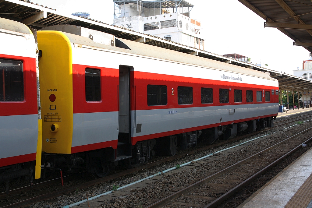 บนท.ป. 235 (บนท.ป.=ANS./Air-conditioned Second Class Day & Night Coach) am 20.März 2023 in Hua Lamphong.