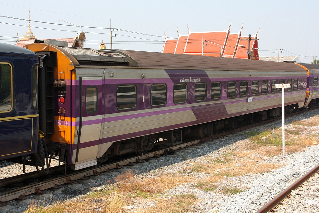 บนอ.ป.1015 (บนอ.ป.=ANF./Air-Conditioned First Class Day & Night Coach, Baujahr 1997, Hyundai/Korea) am 22.Februar 2026 eingereiht im  The Blue Jasmine  Special Privat 951 (Hua Lamphong - Nakhon Sawan) in der Ayutthaya Station.