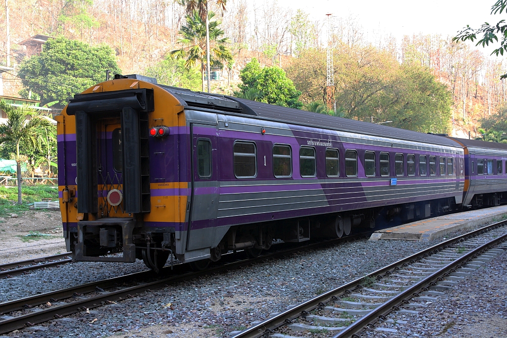 บนอ.ป.1021 (บนอ.ป.=ANF./Air-Conditioned First Class Day & Night Coach, Baujahr 1997, Hyundai/Korea) als letztes Fahrzeug des SpExp 13 (Krung Thep Aphiwat - Chiang Mai) am 23.März 2023 in der Khun Tan Station.