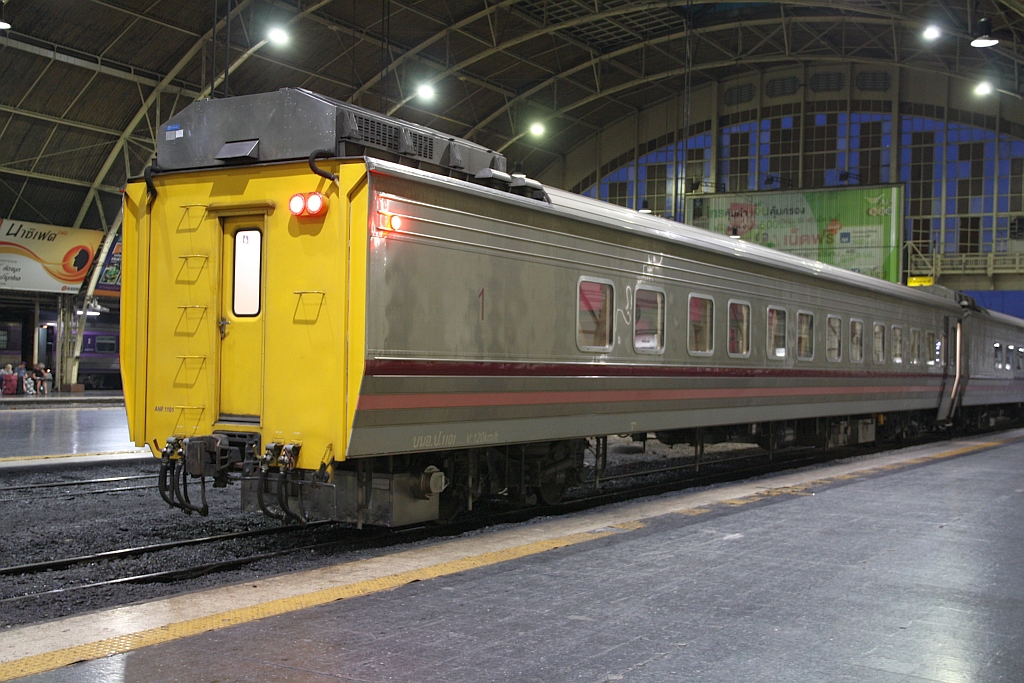 บนอ.ป.1101 (บนอ.ป.=ANF./Air-conditioned First Class Day & Night Coach, Hersteller: CRRC Changchun, Bauj. 2016) am 02.Mai 2018 im Bf. Hua Lamphong.